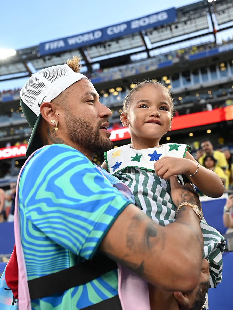 Cleverlydey4u's tweet photo. Neymar Jr. with his family after the game. He's really winning off the pitch 💕 https://t.co/wWnDSh4RRc
