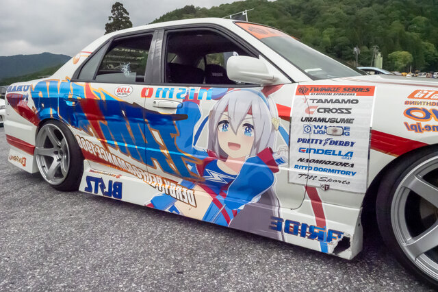 responsejp's tweet photo. タマモクロス仕様の「スカイライン」に、アストンマーチャン仕様の「アストンマーティン」!? 超高級車も登場した『ウマ娘』痛車まとめ【ARCChampionship 2026フォトレポ】
https://t.co/vUBtKi8ZaF

#痛車 https://t.co/FFemnldMHE