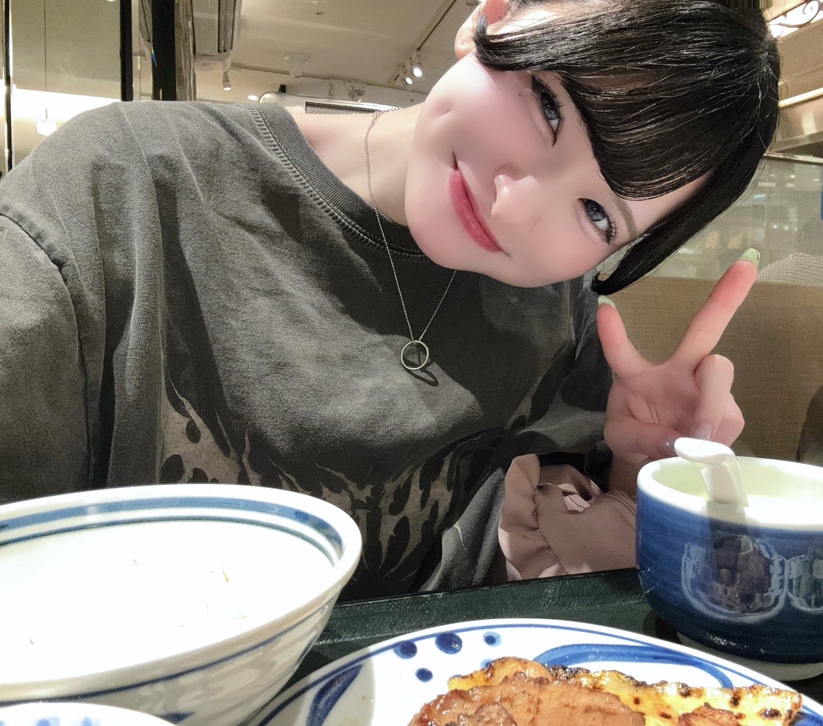 Cheriecla_sala's tweet photo. パート265 │ おはよん👶🏻🤍

食べることってやっぱり幸せなんだよ〜♡
自分にご褒美あげないとねって🤭
昨日は、いっぱい美味しいもの食べれた！
帰ったら焼肉弁当があるので楽しみです😤

今日える復活の5人で2回し🩵🤍❤️💙💛 https://t.co/fcGMKffjtr