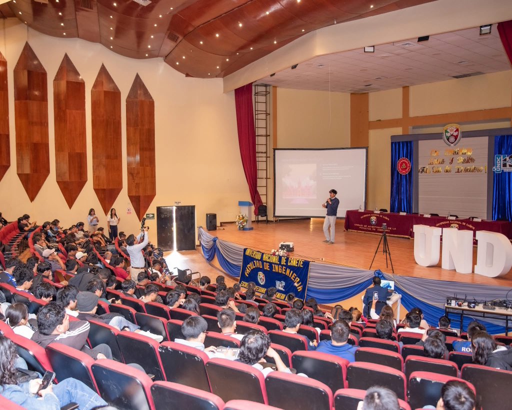 jairahora27's tweet photo. 🚀 La #RutaIA sigue recorriendo el país, acercando el debate sobre el futuro tecnológico del Perú a más estudiantes.

🎓 En la Facultad de Ingeniería de la Universidad Nacional de Cañete compartimos la conferencia magistral “Inteligencia Artificial, Soberanía Digital y Datos”. Además, visitamos sus aulas y conocimos las expectativas y proyectos de sus estudiantes.

El talento joven será clave en la transformación digital del Perú. 🇵🇪
#InteligenciaArtificial #Cañete