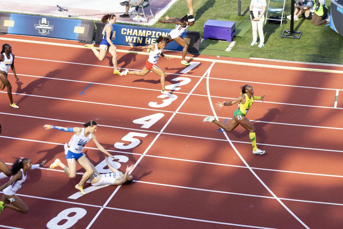 OregonTF's tweet photo. Hang it in Hayward Hall 🖼️

#GoDucks https://t.co/nhcvVrSYDr