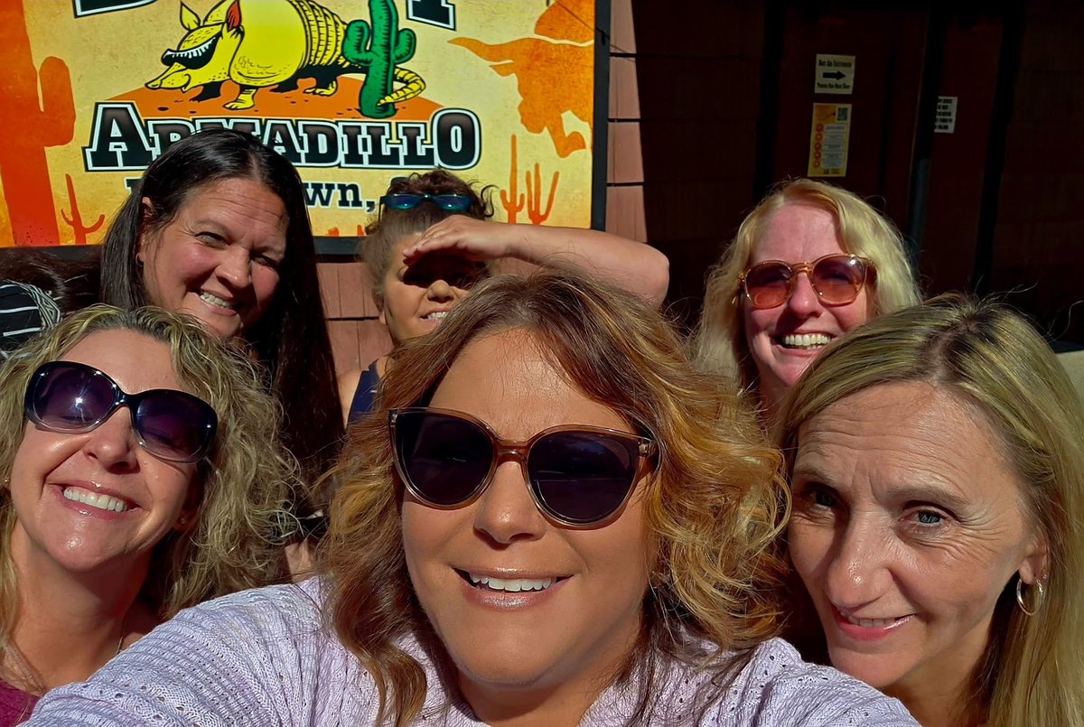 airalana24's tweet photo. Dusty Armadillo Sing Along Brunch! #GirlsDayOut https://t.co/8bLClahLPC