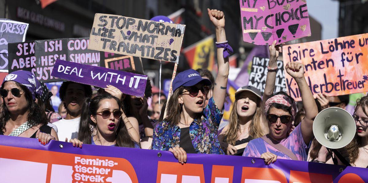 tagesanzeiger's tweet photo. Kurz vor dem Frauenstreik am 14. Juni tauchen immer mehr Plakate für den «Carestreik 2027» auf. Dann sollen so viele Frauen auf die Strasse wie 2019. Doch Gleichstellungsthemen haben einen schweren Stand. https://t.co/ogiQxWqKZw https://t.co/McynkQJW2v