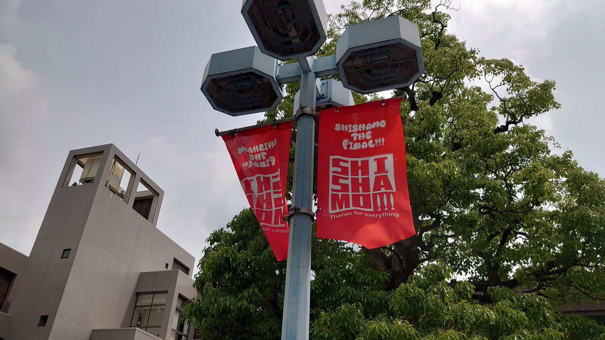 hinpon's tweet photo. 等々力着いてます。
無謀にも物販の列に並んでるけど，半端ないね。
#SHISHAMO https://t.co/9zjim0T1xf