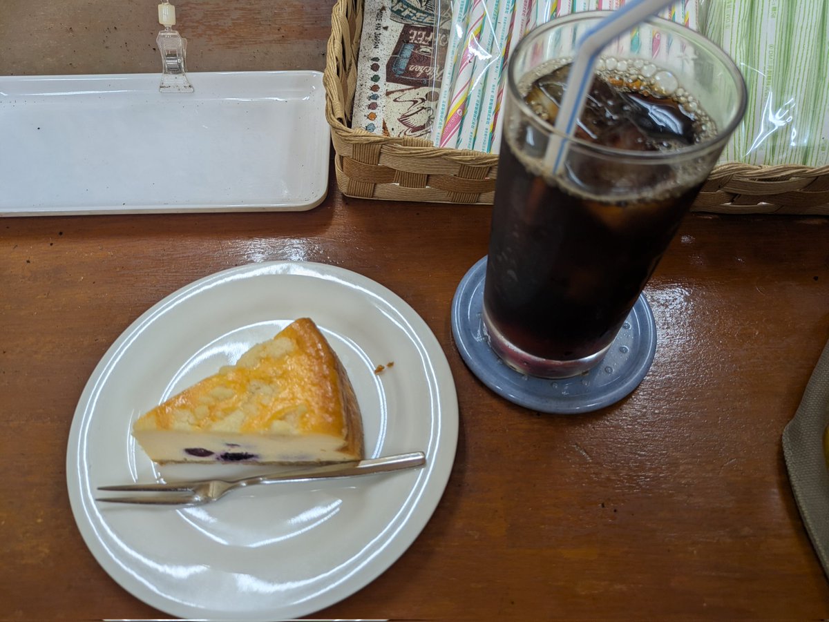 cmtdx's tweet photo. 始めて京成高砂へ。
駅チカの #ビートコーヒー に来てみた。
お値段安くて豆もずっと焙煎してるのかな？
こぢんまりとしてるけど雰囲気良いねえ。
アイスコーヒーとベイクドチーズケーキあわせて630円。先会計。
#純喫茶コレクション https://t.co/QSSz6Q9GA5