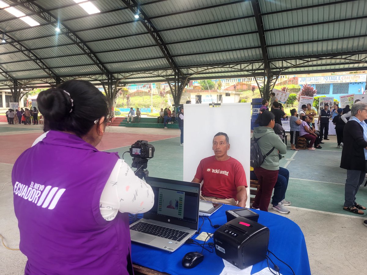 RCivil_Zona3's tweet photo. 📍🇪🇨 #Bolívar
El @RegistroCivilec , a través de su #BrigadaMóvil, llegó hasta la comunidad de Chazojuan, en Salinas de Guaranda, para acercar los servicios de cedulación a la ciudadanía y garantizar el derecho a la identidad de sus habitantes. 🤝🪪 https://t.co/W22DEdJ40U