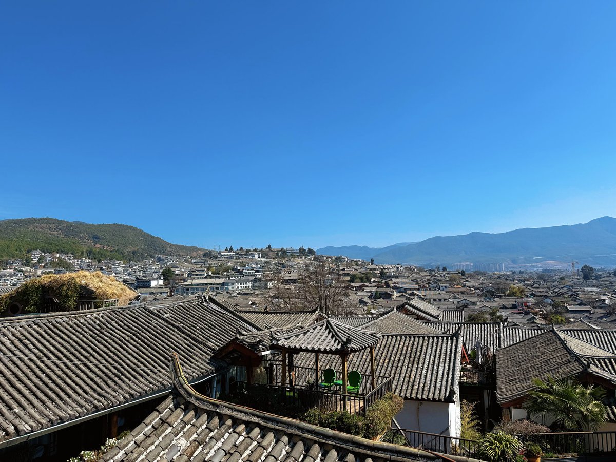 JingyaJiang's tweet photo. @Russian194 @nomadtravel012 小地方也很安全这里是云南丽江。晚上一堆人去酒吧 https://t.co/jWCDs2mEFi