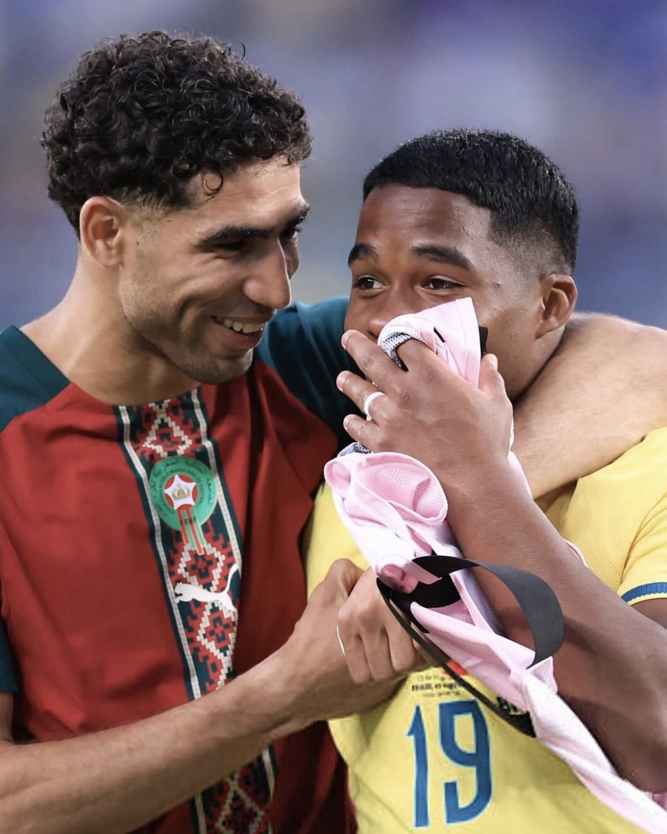gustavoterini's tweet photo. Endrick e Hakimi após o apito final. 📸 https://t.co/mGA4FzQVnt