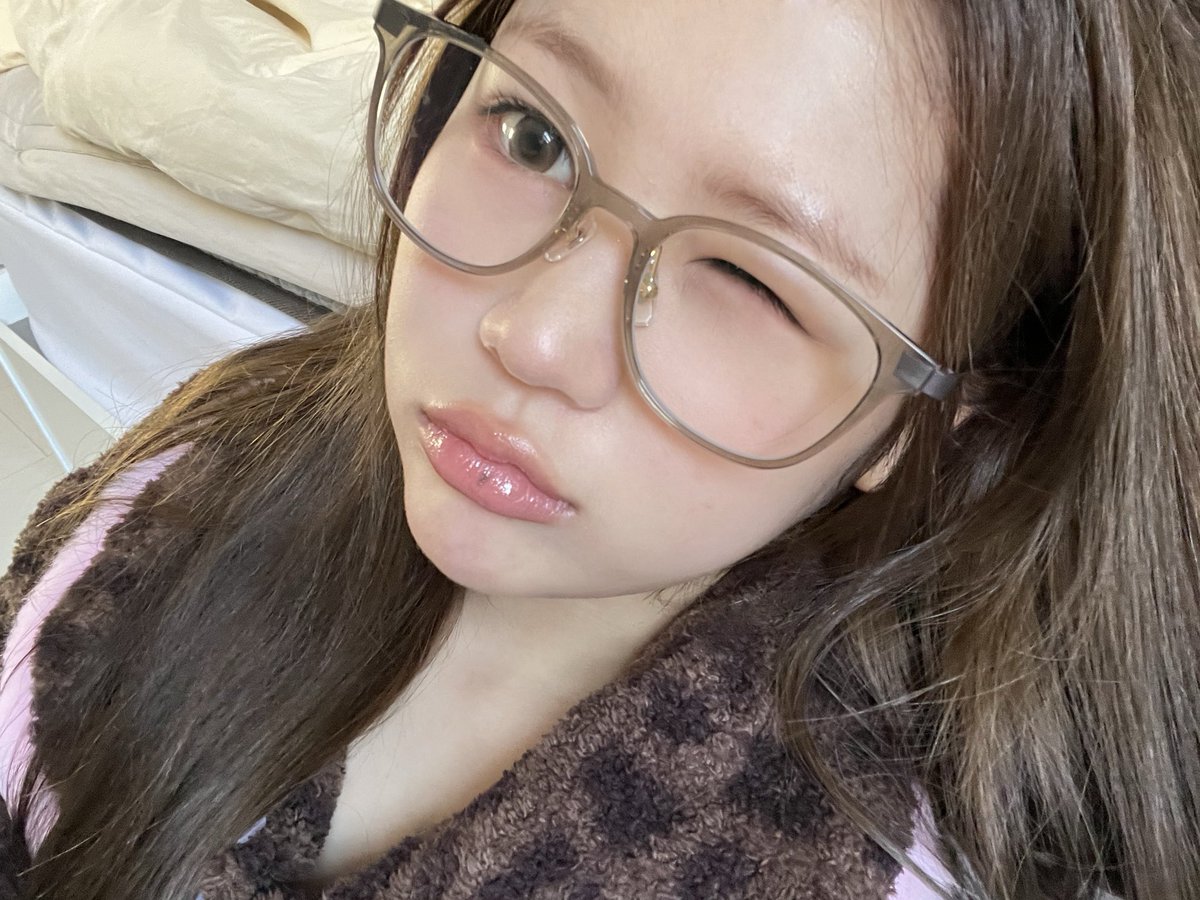 ye0_419's tweet photo. 나 진짜 이런 예온이 사진 너무좋아함..너무 언니같고 햄스터같고 너무 귀여움..🥹 https://t.co/tNWBHBSBa9