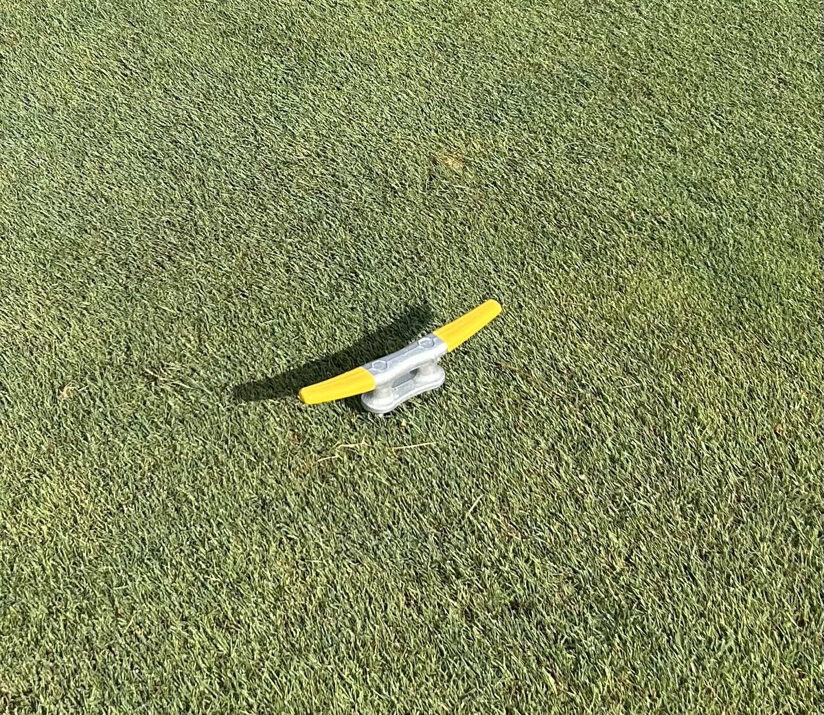 NewYorkGolfer13's tweet photo. Tee markers at The Brookside Club, Bourne, Massachusetts are dock rope cleats!  Great touch! https://t.co/SNjM9ifwQd