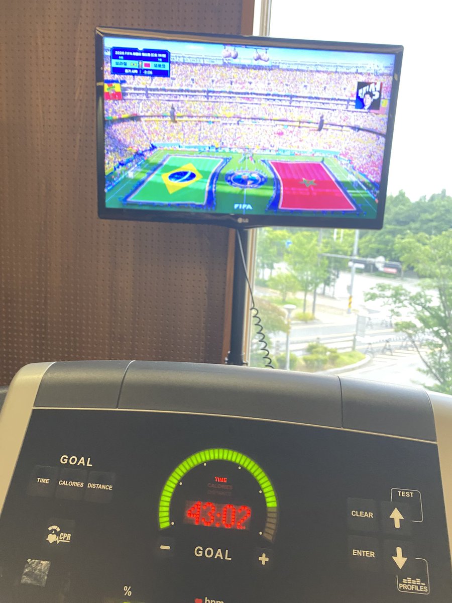MasashiFujino's tweet photo. 韓国人研究者たちの勢いを感じる学会でした。しかも⚽️韓国代表のチェコからの勝利も👍
夜は学会のオフィシャルディナーのプルコギを食べて朝はブラジル戦をみながらランニングでした🏃‍♂️帰ったらまた頑張ります https://t.co/VhqWjfpoaK