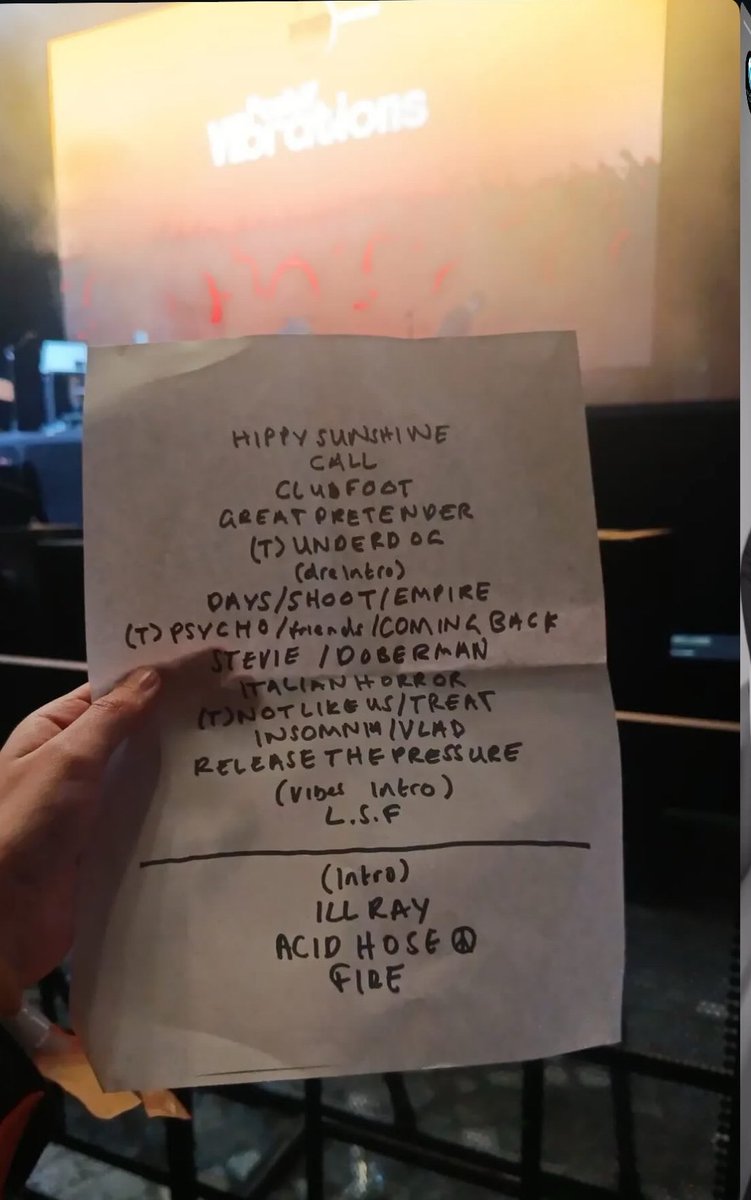 kasabian_fanJPN's tweet photo. 🇹🇷 Istanbul公演が無事終了しました‼️

ACT IIIからは2曲を披露🎸
Justice の「Friends」のカバー（と思われます）や、Kendrick Lamar の楽曲をイントロで取り入れる場面もありました。

白で統一された新しいステージセットもお披露目され、ACT III Tourの幕開けにふさわしい一夜となりました✨

⚽️🦊 https://t.co/FGlam9SWLz