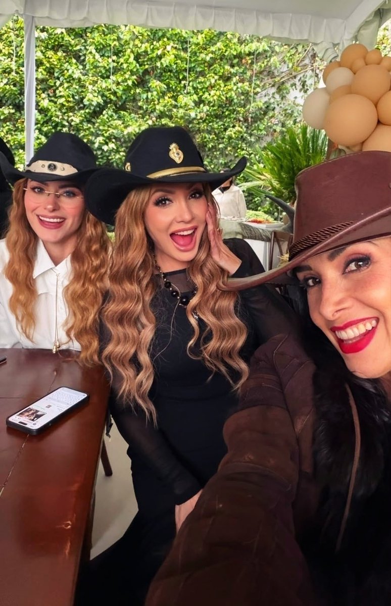 DalilahPolanco's tweet photo. ¡Ora sí! A la rrrriata 🤠
¡Puro CORAJE!

#ChingazoDeBesos 💜 #ChingazoDeAmor https://t.co/2bbQt55P5m