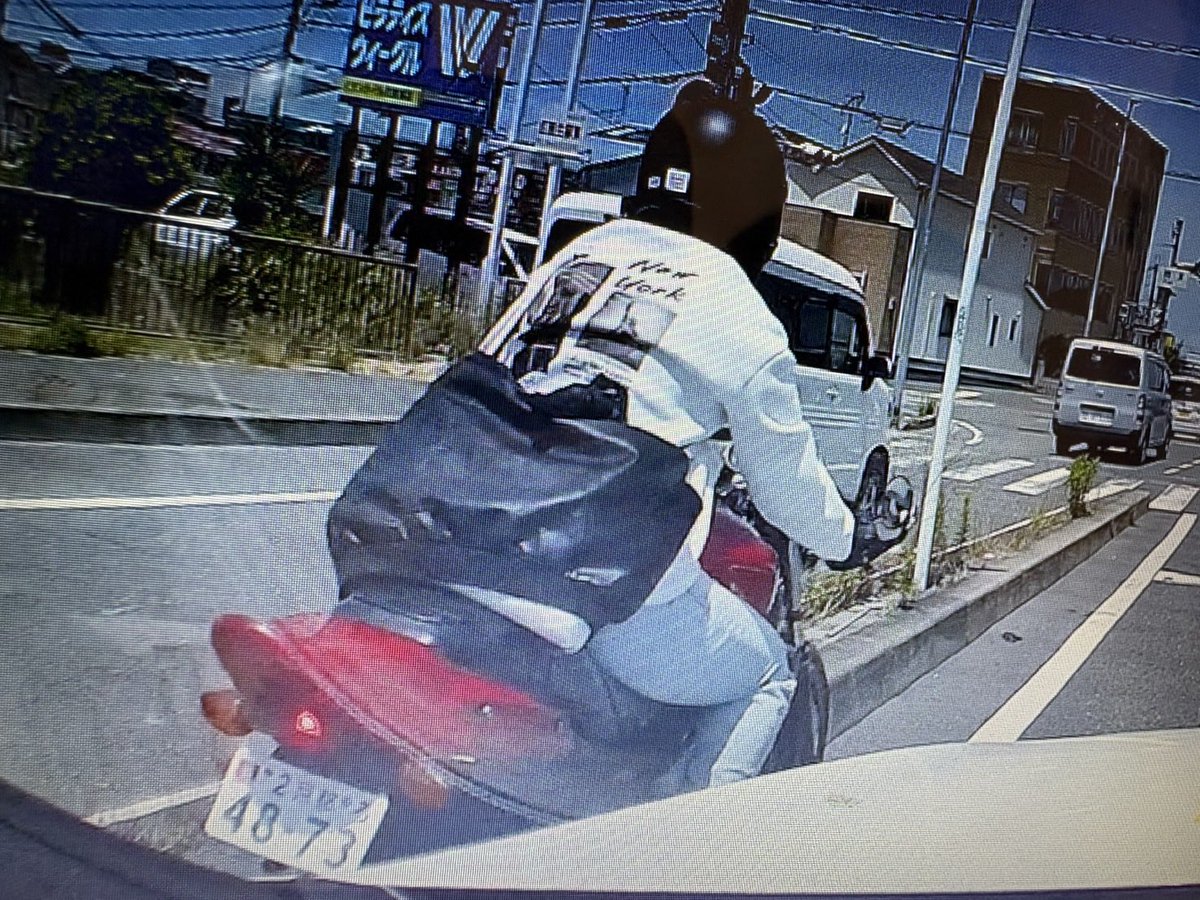 jHtnwSR3ii87449's tweet photo. 【拡散希望】
犯人をみつけてくれた方には、謝礼を考えております。

盗難ナンバープレートをつけたバイクに、
当て逃げされました。

・日時場所
　2026年5月25日　AM11：40
　大阪の寝屋川　楠根交差点

・バイク詳細
　2京都ろ 4873

⬇️続きます https://t.co/XviFk17nbu