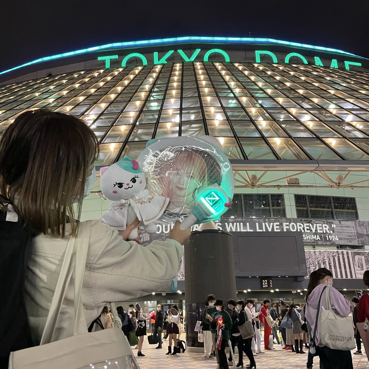 AM_x_YO's tweet photo. 前回の東京ドームを思い出…
冷凍機一種の試験日と被ったけど、マユカちゃんの誕生日、初東京ドームだから行かないわけには行かないと思って、試験終わり間に合うから申し込んで行ったの懐かしいな。試験会場にグッズ持参で少し恥ずかしかった😂(合格でした💮)
#NiziU  
#NiziU_tour #NiziU_THE_CINEMA https://t.co/DBfhjKudeZ