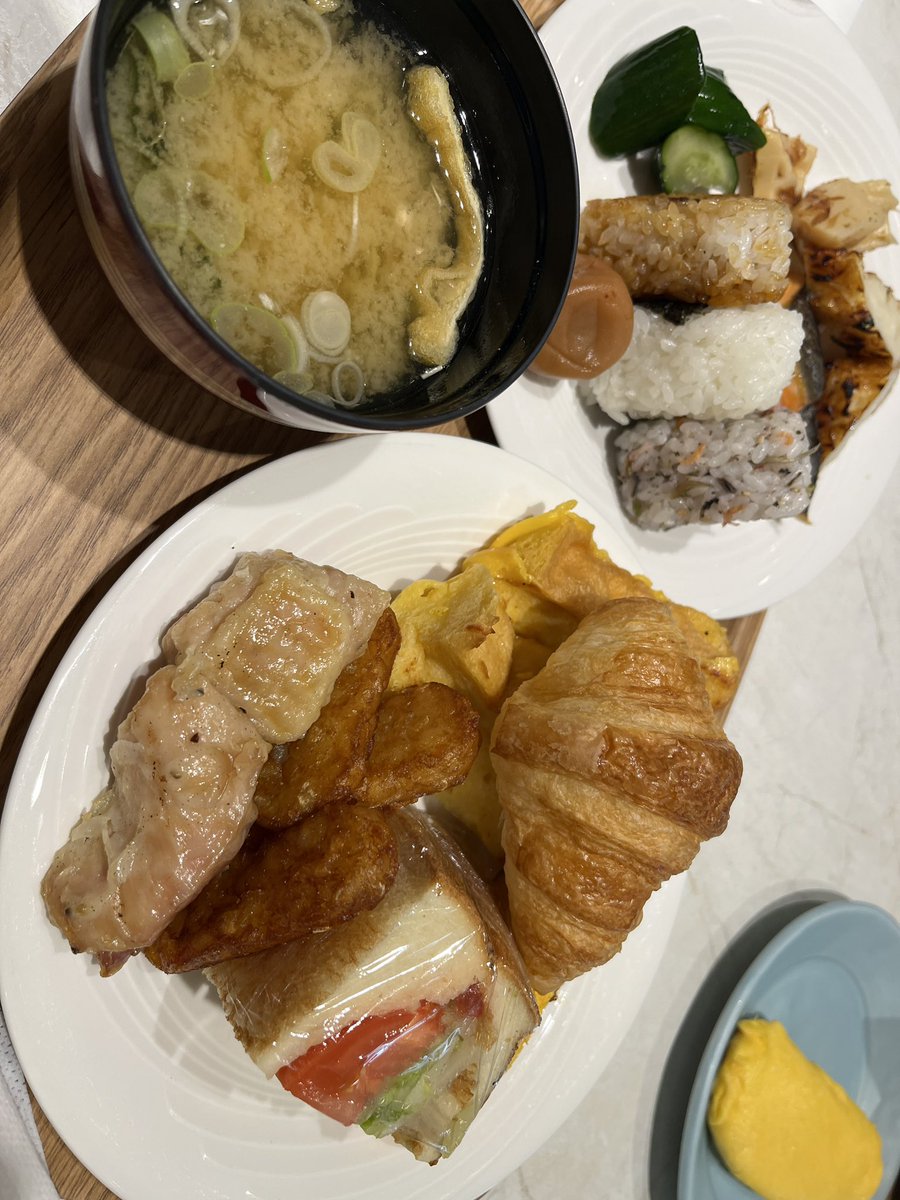urabitoA's tweet photo. あさごはんはビュッフェ！！
（この後カレーと豚汁、オムもたべた） https://t.co/YIlbgfOanh