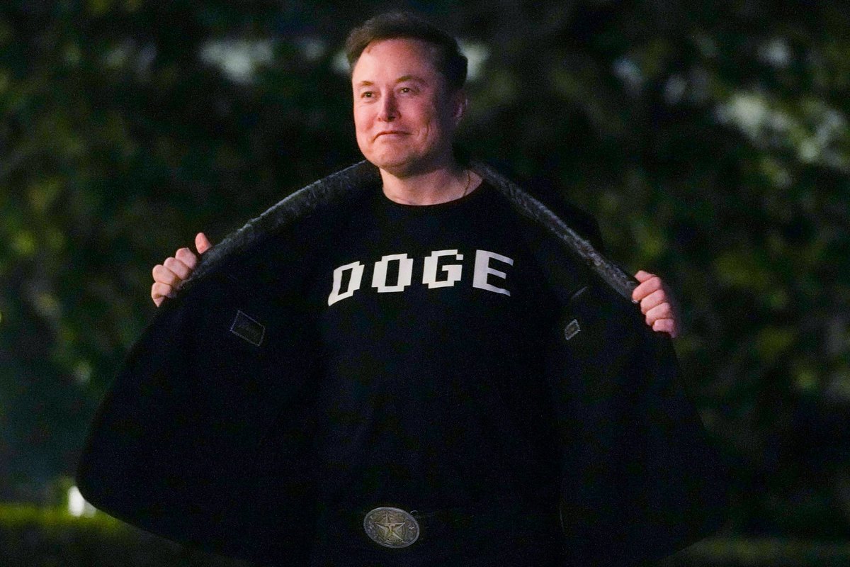 kevindhogan's tweet photo. @MAGAVoice Did anyone get their $5,000 D.O.G.E dividend check yet!?!
Trump’s tariffs, gas prices, grocery &amp; medical costs have hit my wallet.
But hey, it’s cool that Mr. DOGE is trillionaire! https://t.co/SpLvA7YQUP