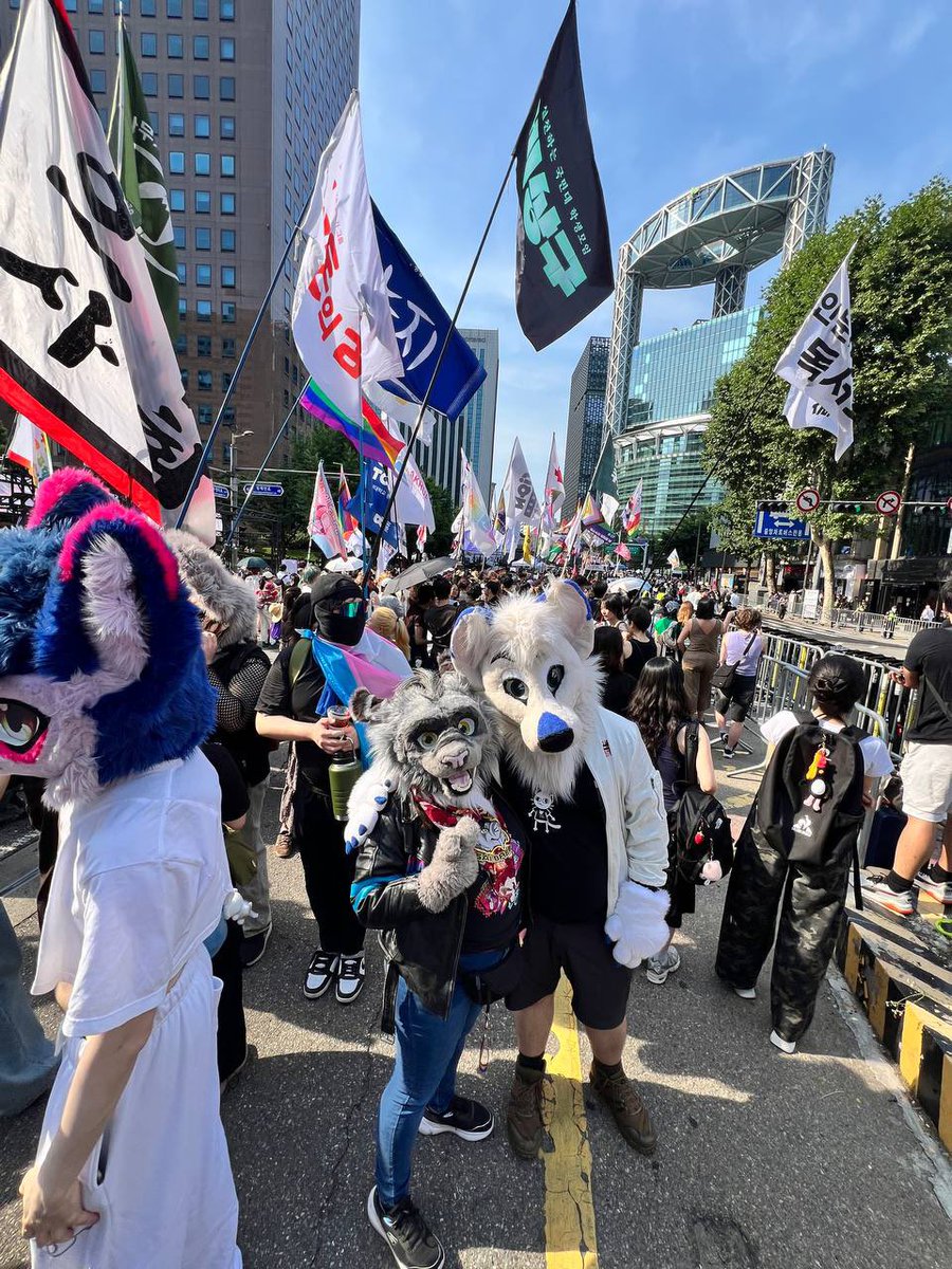 Marks_Barks's tweet photo. So. Seoul pride was amazing. So many different folks out to show their pride. Ran into a lot of awesome furries and pups! A really wholesome experience https://t.co/1Cwak0xIxl