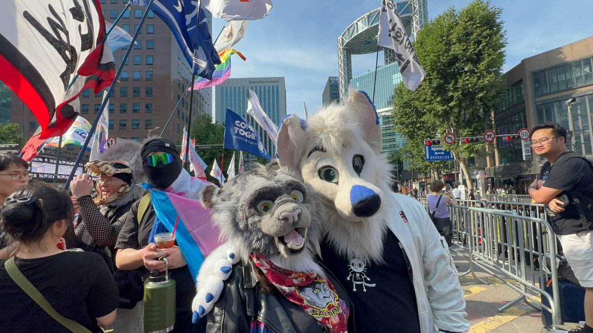 Marks_Barks's tweet photo. So. Seoul pride was amazing. So many different folks out to show their pride. Ran into a lot of awesome furries and pups! A really wholesome experience https://t.co/1Cwak0xIxl