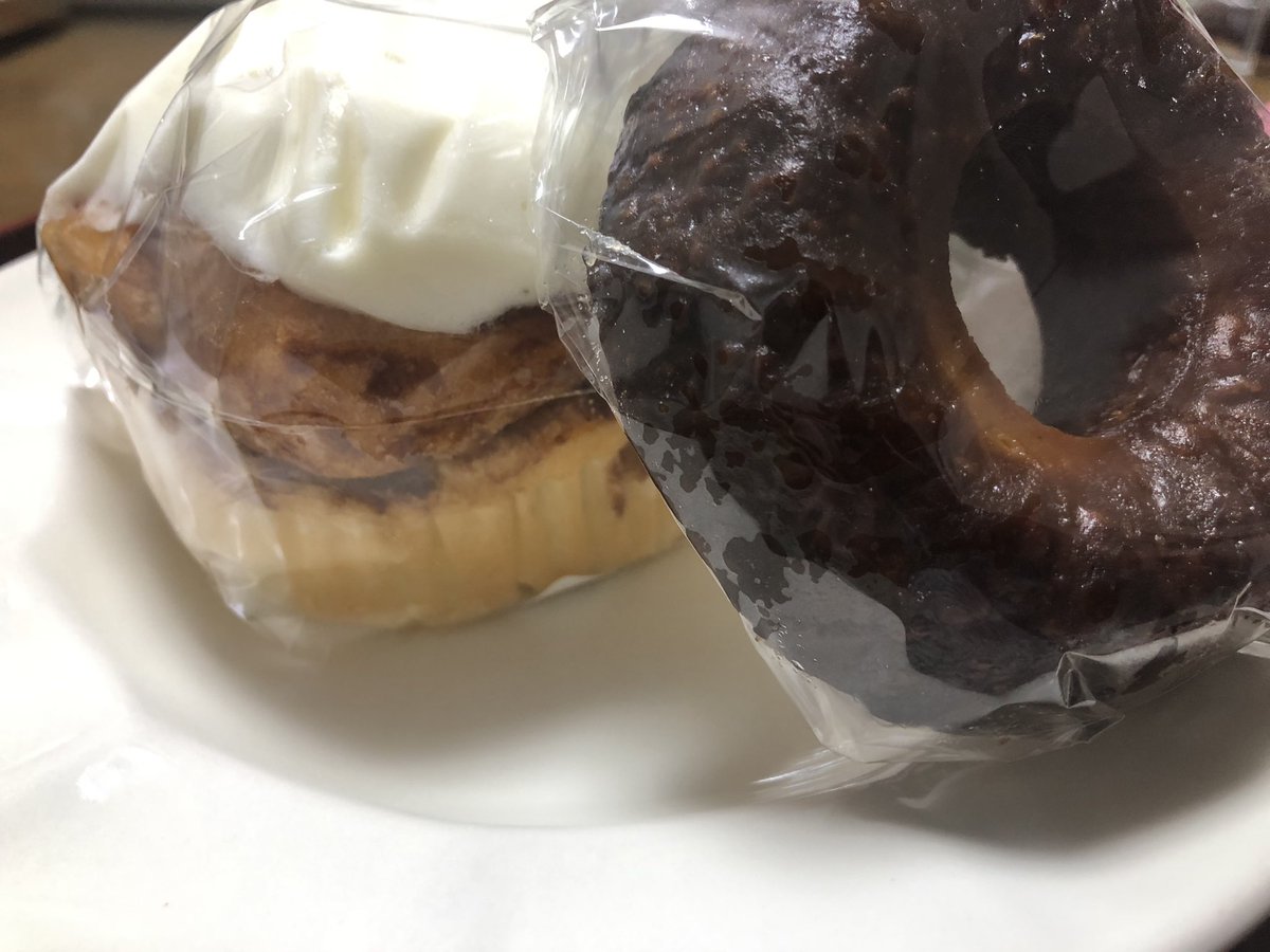 lovinson66's tweet photo. 昨日の夕暮れ
西の空が
とても心地よくて
黄昏どき…？？

北九州にはない
DEAN&amp;DELUCAさんの
小倉催事売り場で
食べない方が良いと
思いながら
シナモンロールとカヌレなど
買ってきました

リング型のカヌレ
とてもキュートで可愛いです

＊カヌレはまた食べてないです https://t.co/iCF49TPS7l