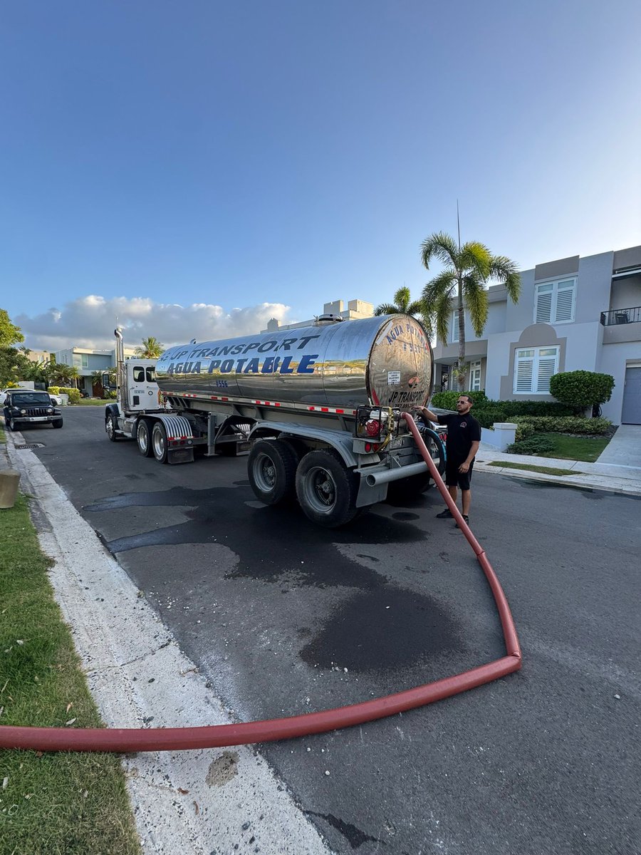 RepJorgeNavarro's tweet photo. Seguimos llenando las cisternas en nuestro distrito. Personal de nuestra oficina de distrito, junto a los residentes y los equipos de Manejo de Emergencias del Municipio de San Juan, continúa atendiendo casa por casa la distribución de agua en la urbanización Las Flores, en Montehiedra.

El alcalde Miguel Romero y este servidor seguiremos trabajando para atender tus preocupaciones y necesidades durante esta emergencia. ¡Seguimos sirviendo a nuestra gente!