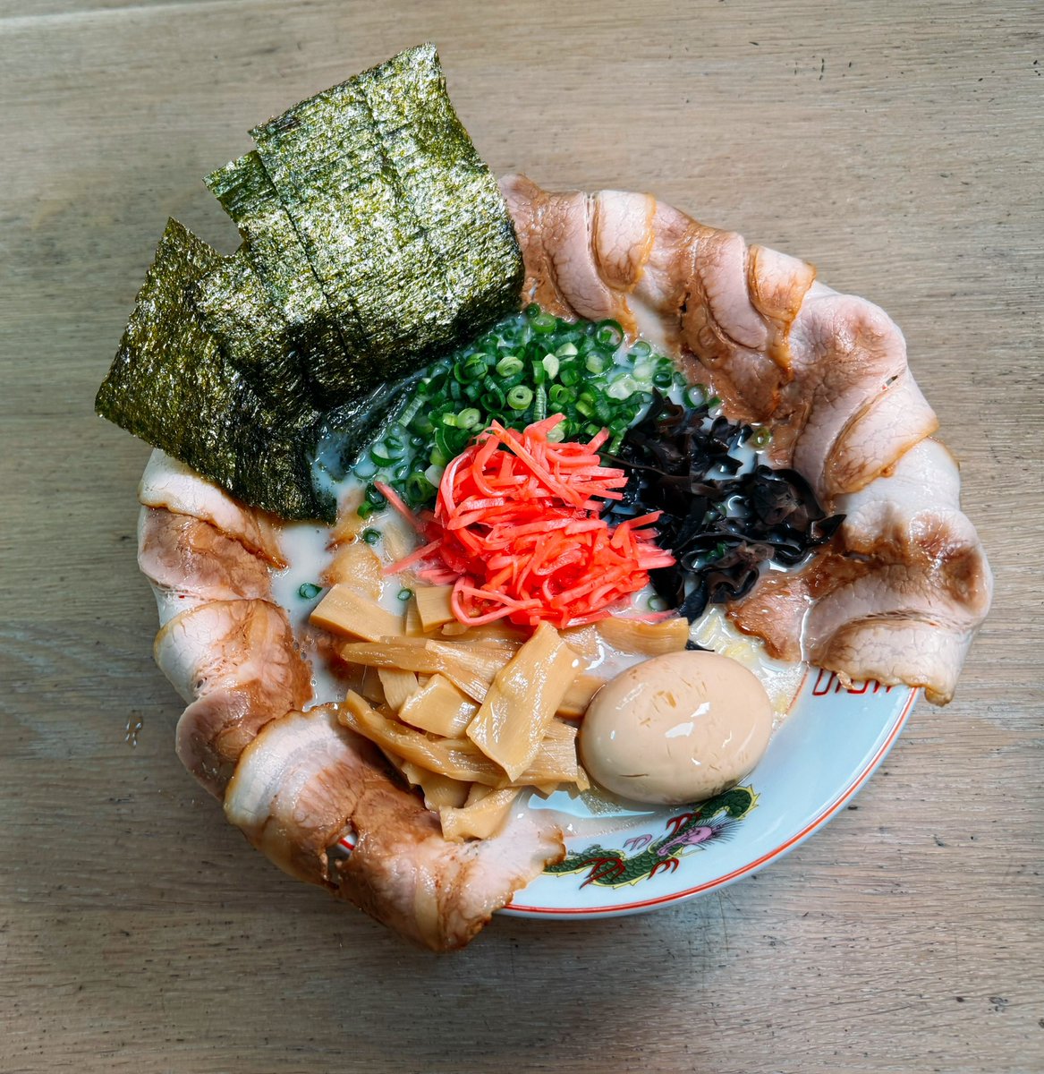 豚骨ラーメン （チャーシュー・ネギ・キクラゲ・紅しょうが・ メンマ
