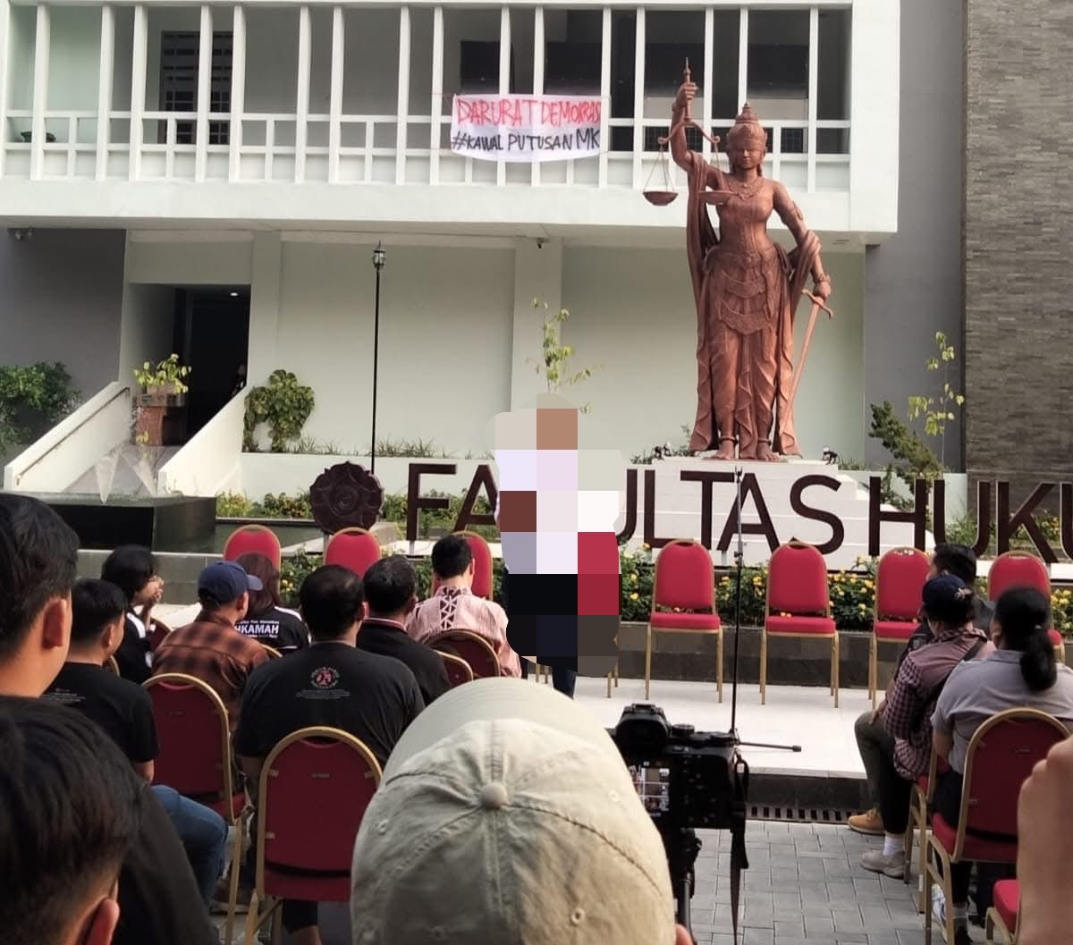 dosenhukumnotes's tweet photo. saya jadi ingat, Prof. @zainalamochtar sedang mengajar di kelas HPTUN. Banyak teman-teman saya yang tidak hadir di kelas. Alasannya adalah, ikut bersolidaritas dalam aksi hari pendidikan di Balairung UGM, pada Mei 2016.

Prof. Zainal kurang lebih bilang:

“sampaikan salam saya ke mereka. Bagi yang ikut aksi, saya tetap hitung presensi. Bagi yang menuliskannya di media masa, saya kasi nilai A. Belajar tidak hanya di kelas, tetapi juga di jalan-jalan.”

***

momen itu terekam dalam sanubari saya. Saat ada demonstrasi menolak RUU Pilkada pada Agustus 2024, saya umumkan di kelas Pengantar Ilmu Hukum (PIH), bahwa:

kelas ditiadakan, dan pembelajaran kita ganti di jalan, belajar tentang hukum di buku, bisa sangat berbeda, dengan hukum di lapangan.