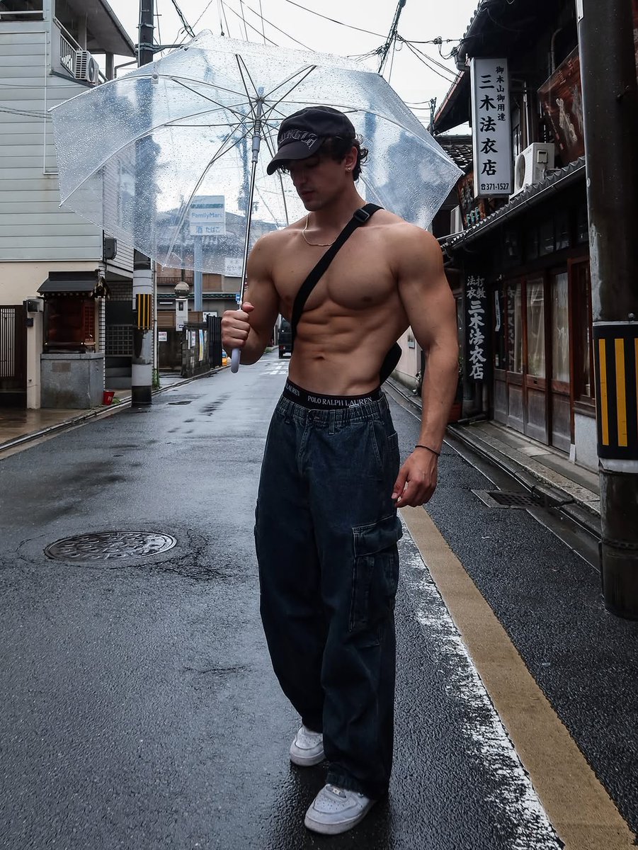 chris2lean0cet's tweet photo. aura farming with my umbrella https://t.co/wehS1ZGtBe