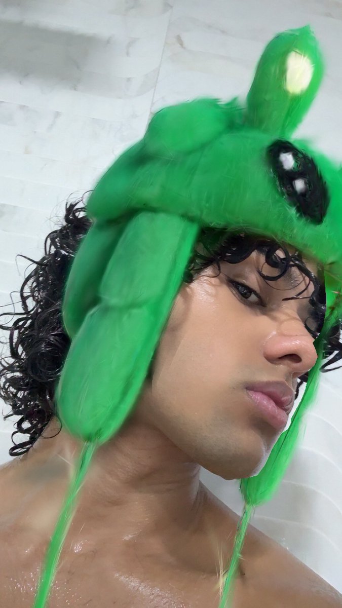 schizocontent's tweet photo. Eu realmente sou um sensitive young man majoritariamente performático que só quer viver a própria vida em paz e tranquilidade consigo mesmo, aspirando uma felicidade plena. Porém tenho que me esquivar das foids hipergamicas durante minha trajetória https://t.co/SNZrvmb4Hi