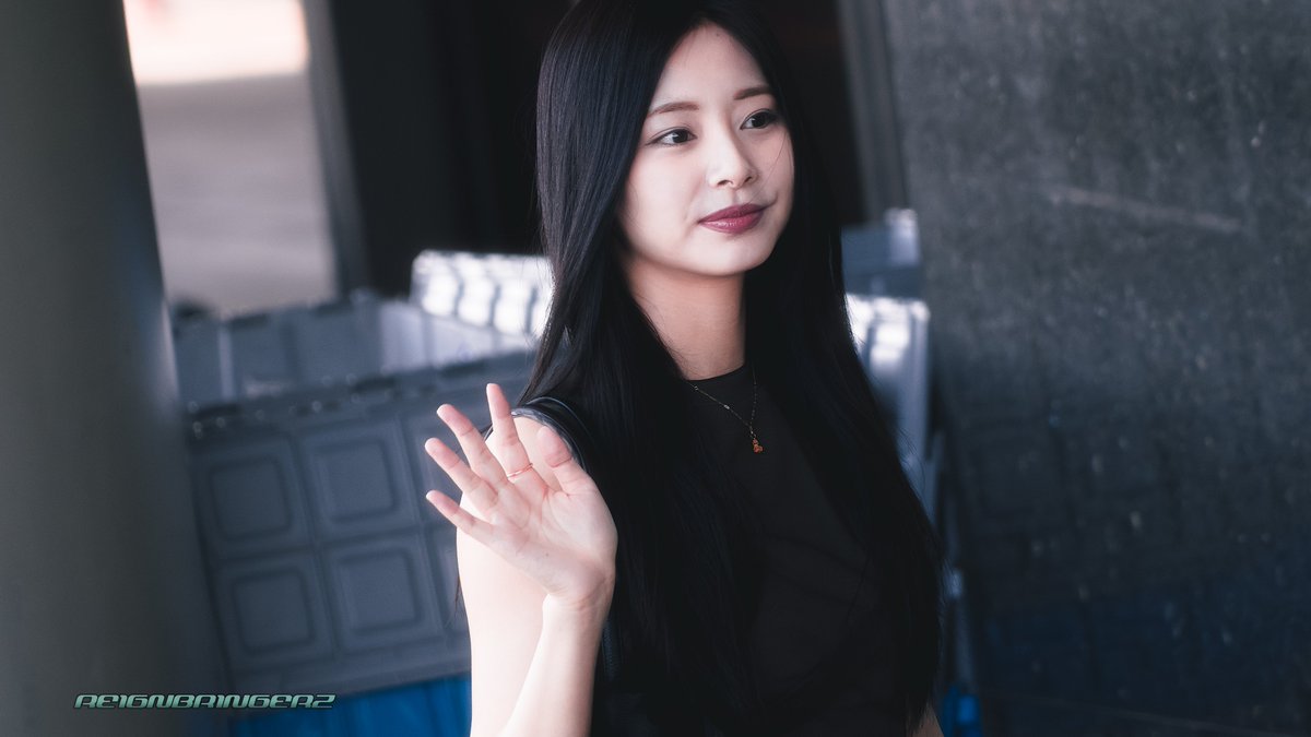 reignbringerz's tweet photo. 260424 HQ
우리 쯔위 생일축하해 🎉

#TZUYU #트와이스 #HappyTZUYUday #쯔위 #TWICE https://t.co/SZktlxuwza