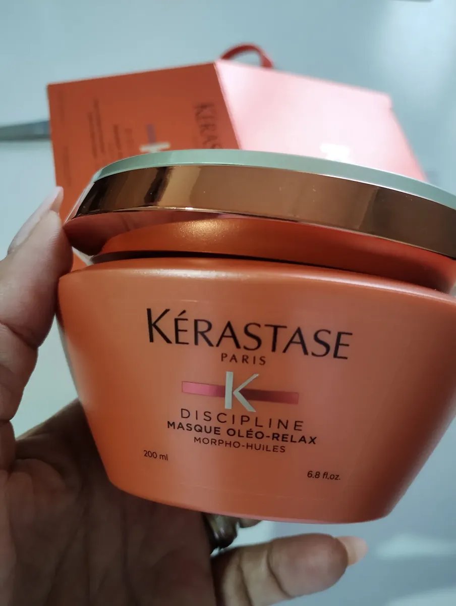 cupardolinks's tweet photo. 🐆✨ O CUPARDO ACHOU O SEGREDO DOS FIOS!

💆‍♀️Máscara Capilar de Hidratação Intensa Anti-Frizz com Proteção Térmica até 230ºC para Cabelos Secos e Indisciplinados, Discipline Oléo-Relax, Kérastase 200ml

🔥DE R$429,90 POR R$264,96🔥

🔎ID: R4PEDG-DM3Y
🔗https://t.co/ks79vFct3W https://t.co/kFGRs6yIvg
