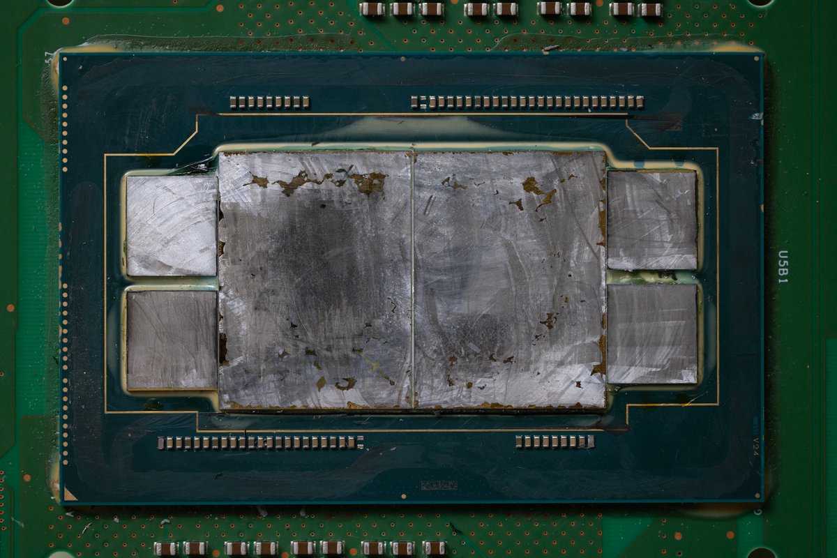 ChipsByLayers's tweet photo. Well that wasn't what I ordered, I wanted PonteVecchio. Turns out some of the Arctic Sound HP tiled chips made it into engineering samples that got into the wild. Never thought I'd see one of these after they got memory holed. https://t.co/31HdBSHWTg