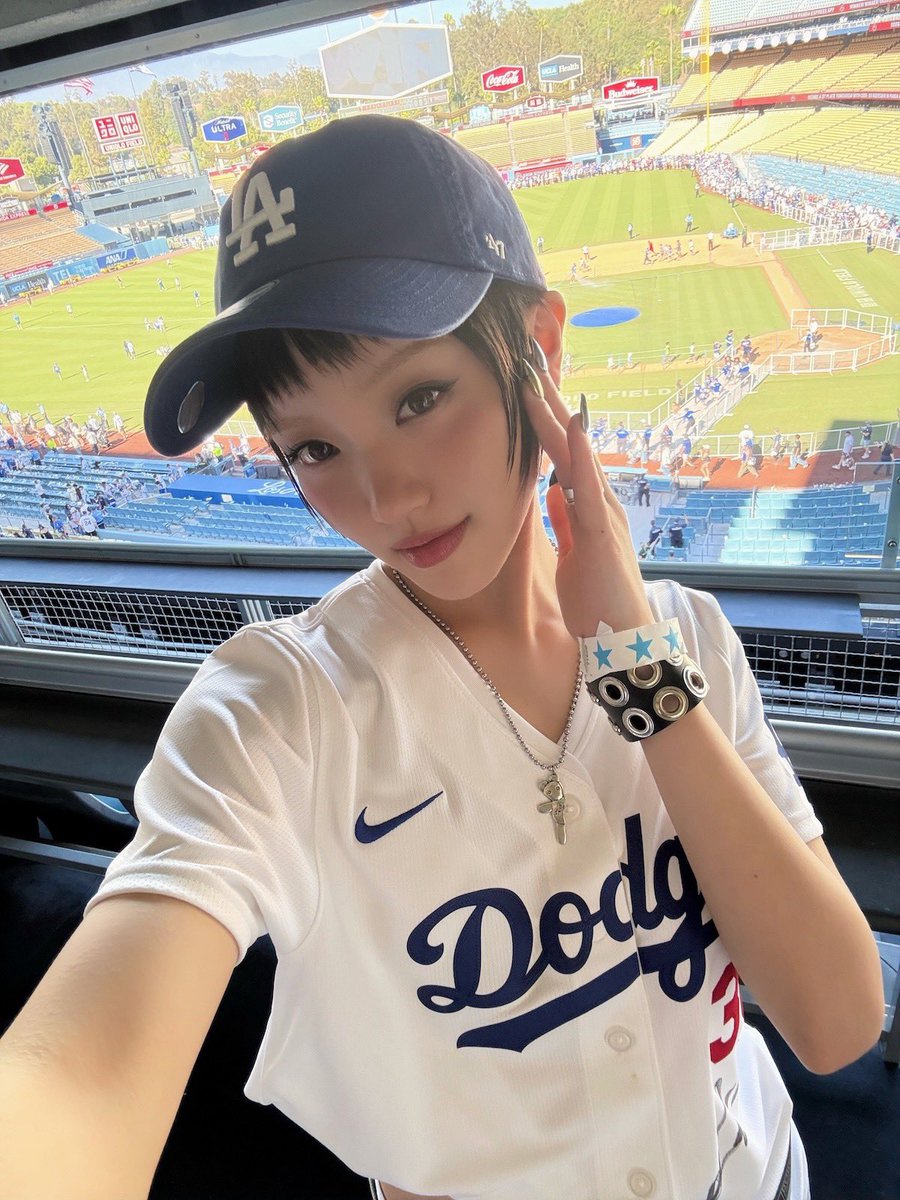GlobalChisa's tweet photo. CHISA at Dodger Stadium ⚾️

https://t.co/HniNuMPm8x

#CHISA #チサ #치사
#XG https://t.co/ByAGT8PWHE