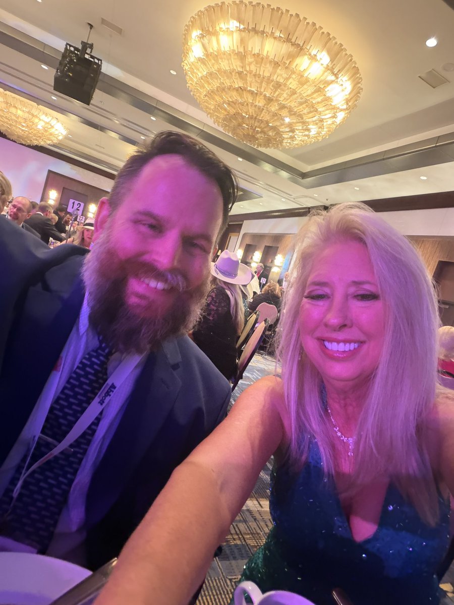 MansionMinders's tweet photo. @Michellebbz @bennyjohnson Fun! This was at the gala. https://t.co/JHG1YBTHYi