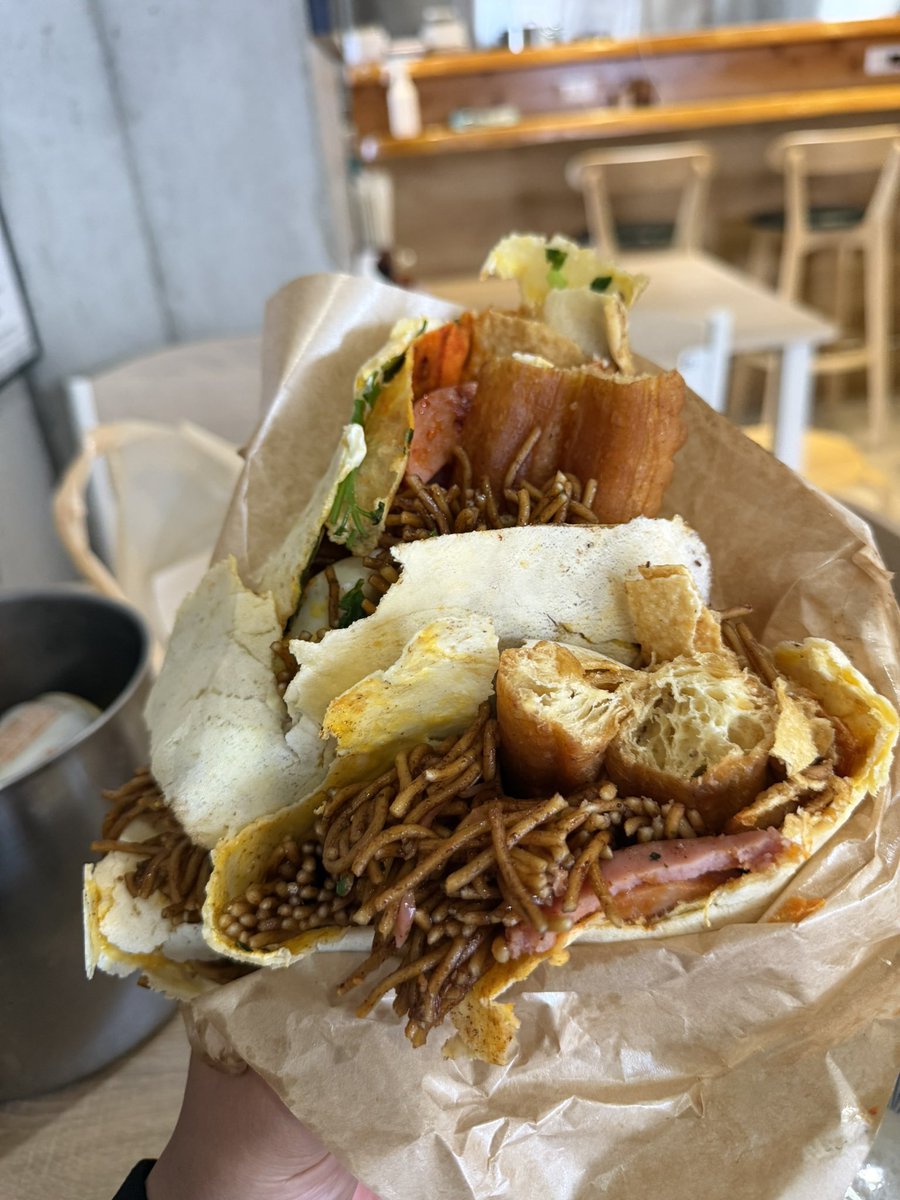 gg_galixon's tweet photo. アメ村の雑居ビルの6階にある927美食广场は良いぞ。
中国の軽食が色々あって朝10時から開いてる。
今日は煎餅に焼きそば巻いてくれた。
レモンティーは絞るんじゃなくてその場で棒で叩き潰したレモンをぶち込んでくれる。

日本人にまだバレていない、騒ぐなよ。

https://t.co/7qyeDK5hln https://t.co/ggR03rqF7B