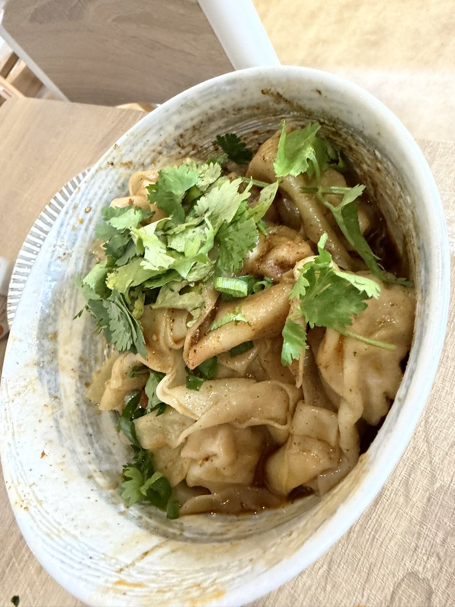 gg_galixon's tweet photo. アメ村の雑居ビルの6階にある927美食广场は良いぞ。
中国の軽食が色々あって朝10時から開いてる。
今日は煎餅に焼きそば巻いてくれた。
レモンティーは絞るんじゃなくてその場で棒で叩き潰したレモンをぶち込んでくれる。

日本人にまだバレていない、騒ぐなよ。

https://t.co/7qyeDK5hln https://t.co/ggR03rqF7B