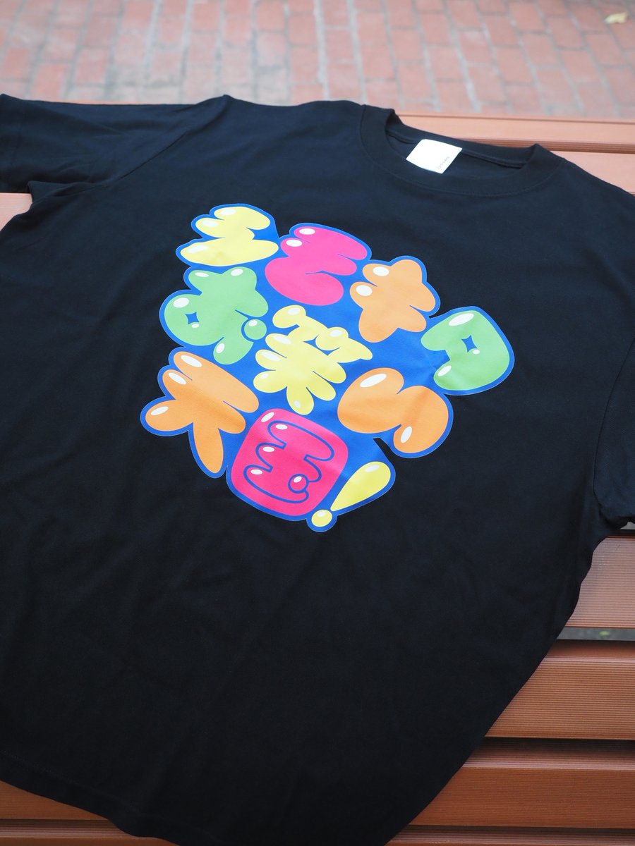 ki_moi's tweet photo. 出版社公式Tシャツモール「pTa. shop」にて、MdN様より発売の共著本『ロゴデザイン配色ブック』掲載ロゴのTシャツが購入できるようになりました！2枚目はサンプルでいただいた架空のお笑いライブのロゴTです！他にもLOGOのロゴTなどたくさん！
#ptashop #Tシャツ #偏愛文字設計室 #多文化共生設計区 https://t.co/RYkeDcWRrN