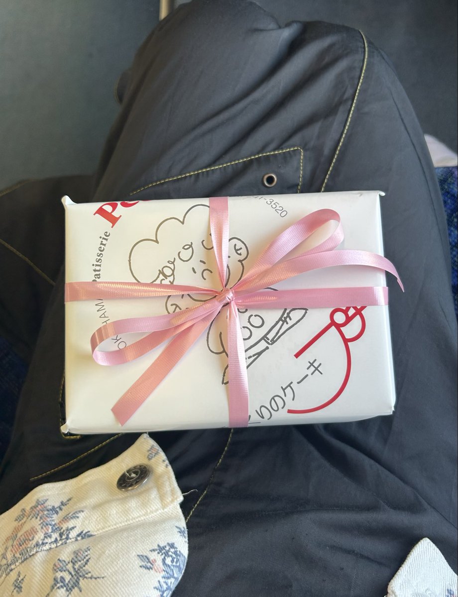 chi__p__v's tweet photo. 箱もとってもかわいかったです🎀 https://t.co/ftuNZGP3Jp