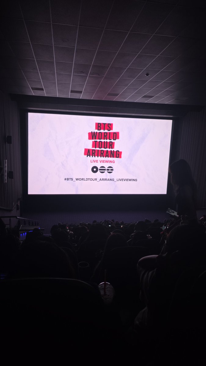 nat126287's tweet photo. Más de una hora de retraso  @Cinepolis ... y nada,  ni los boletos conmemorativas dieron... siempre es lo mismo.. 🥺🥺 https://t.co/8gmPnpTvJX