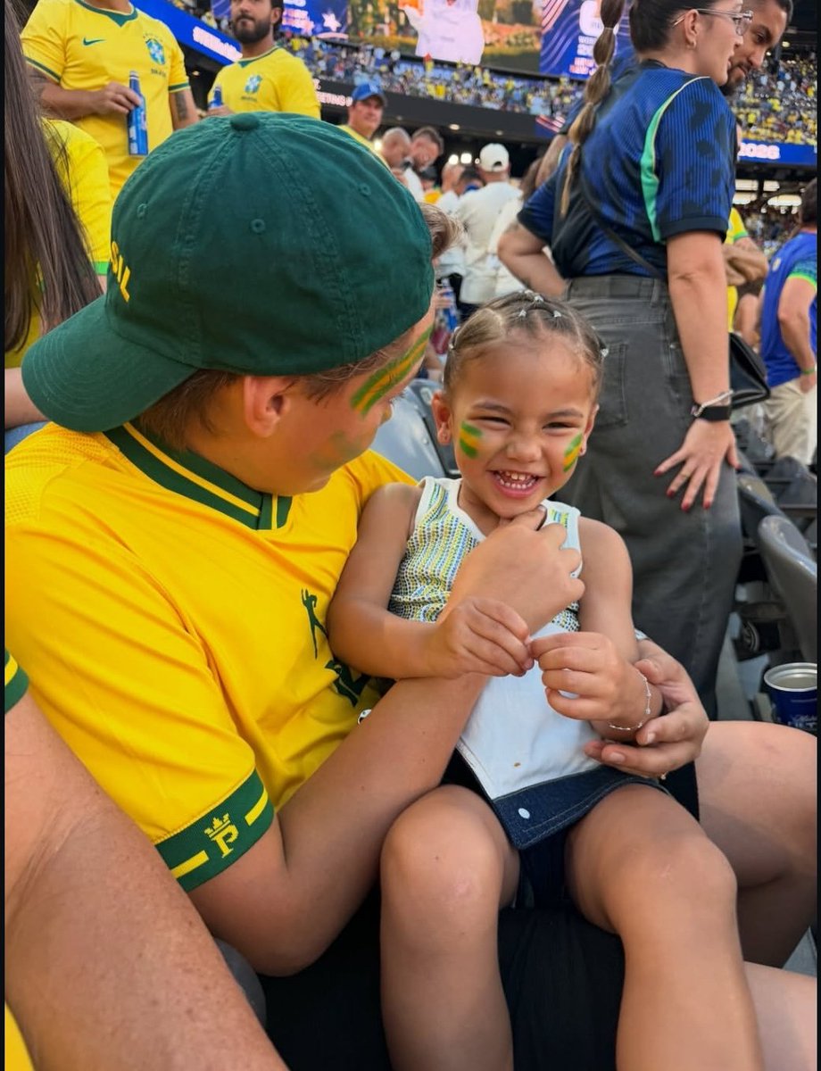 Umadivadomengo's tweet photo. A Mavie toda felizinhw no colinho do Davi🥰❤️ amooo essa dupla https://t.co/RvsXXKlmqa