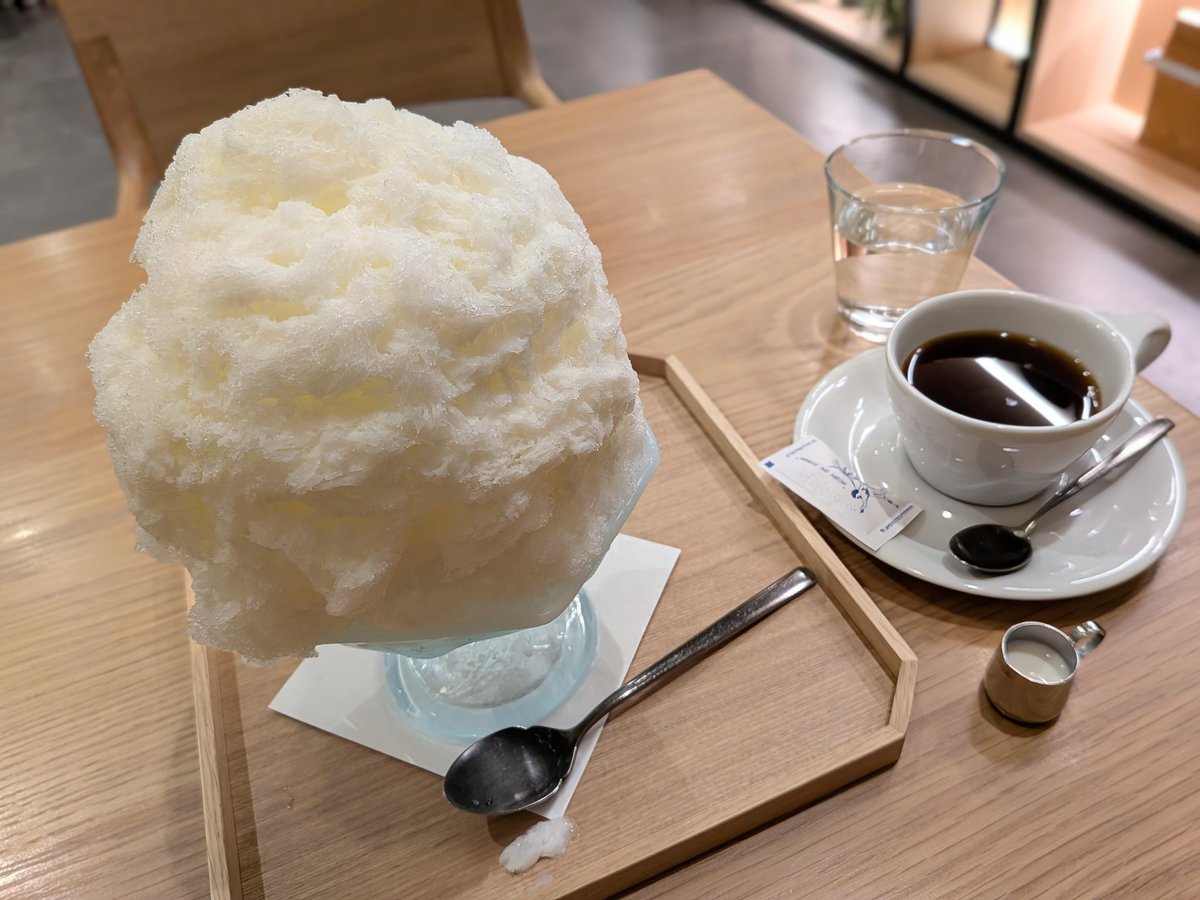 sangosangou's tweet photo. 2年ぶりぐらいで来てみた。
氷は前よりふわふわになってた。
が、かき氷専門店ではないから…
ここは場所も居心地もいいし
メニューも気になるのたくさん。
友達と軽く食べてゆっくり、とかによさげ。
コーヒーもおいしい。
小林可夢偉ブレンド?
#LEXUSMEETS... https://t.co/bLVRcoVjCU