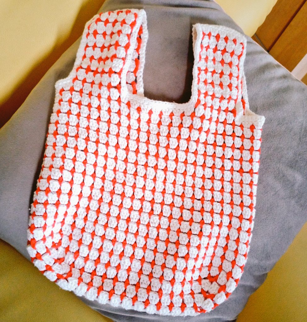 honeybeeMS's tweet photo. レジ袋タイプのミニバッグ。最近の通勤はこれに財布と水筒入れてくだけ。

#かぎ針編み #100均毛糸 #リサイクルコットンヤーン https://t.co/F6YHaCY3y3