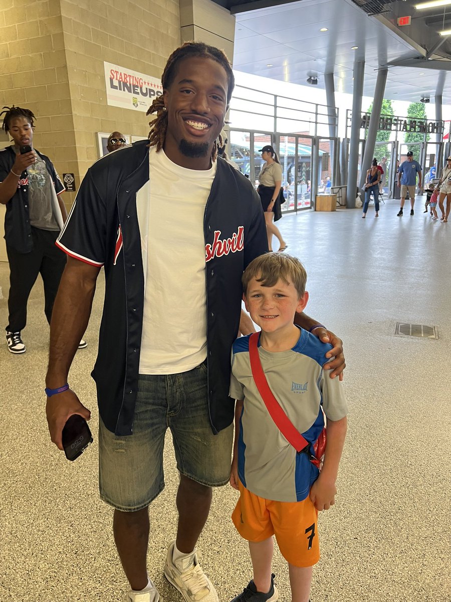 EkhSports's tweet photo. @SleeperTitanUp He’s an awesome dude too https://t.co/rFxUrgLifL
