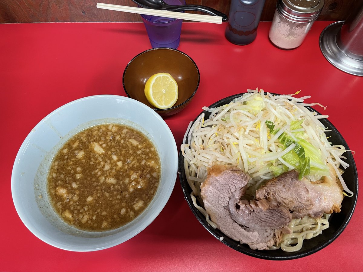 18ex_stis's tweet photo. ラーメン二郎 新潟店
ラーメン小＋魚粉つけメンに変更(レモン付)
ヤサイ

前日、公式から早めの麺切れ予想の投稿があり朝から並んで魚粉つけメンをオーダー。

レモン1/2個が付属してきたので
たっぷり果汁を絞って頂きました。
いつも以上にレモン感。
ご馳走様でした🙏 https://t.co/tPXTKwcrOH