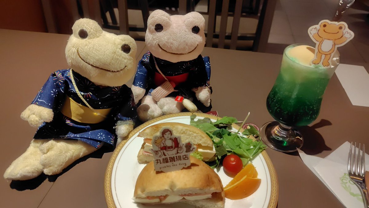 daneko_dane's tweet photo. いつもより遅い朝食でしかもガッツリたべてるからお腹のスペースがビミョーなんですが、今食べないとタイミング的に無理そうなので、コラボメニューのフォカッチャとメロンソーダいただきます。
厚切りチーズが美味しそうです。 https://t.co/UcUTJvD6tv