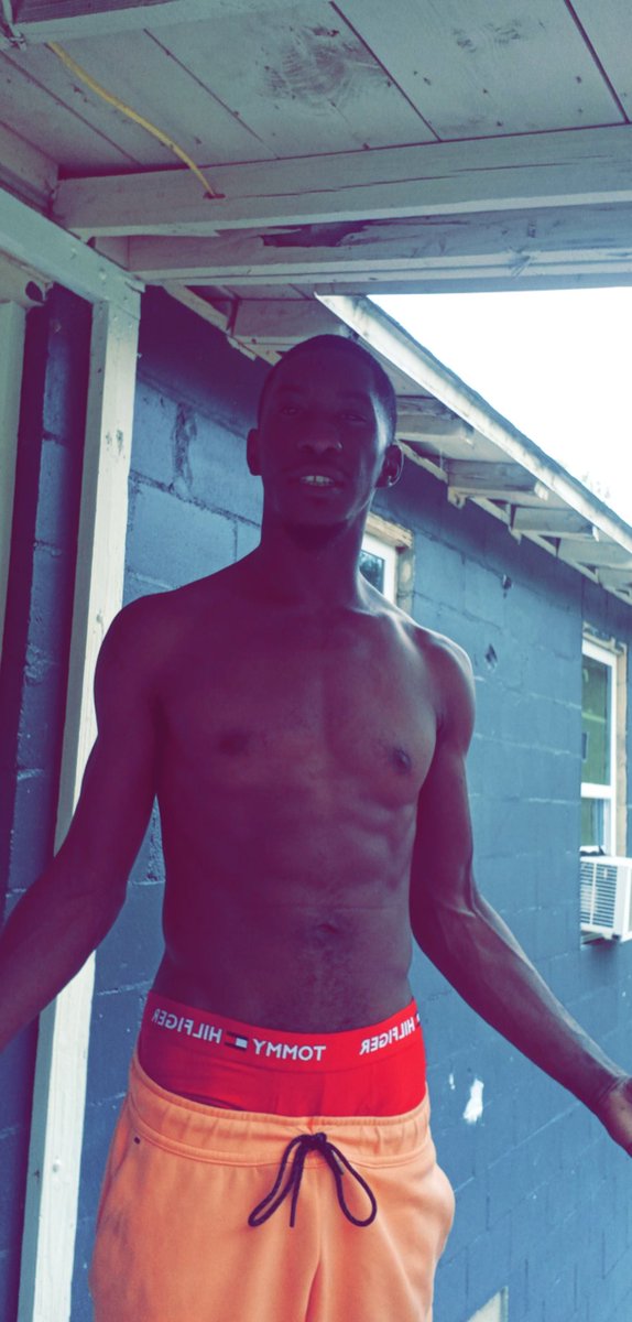 ThtDmnNice's tweet photo. Asked me if I workout, I told her no #builtlikethis #summer #yungbull https://t.co/saTFHczdDF