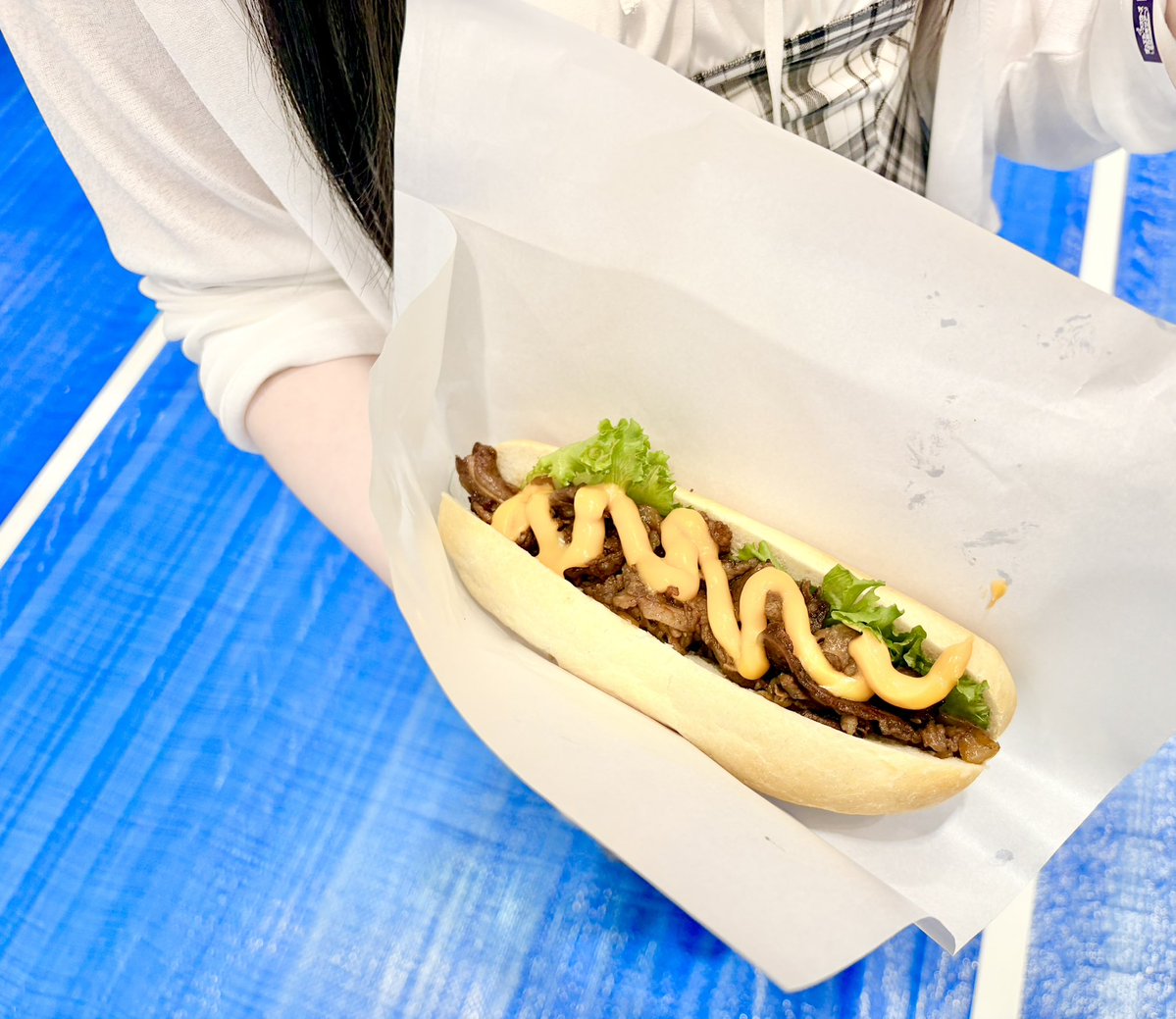 utaukasu's tweet photo. こちら、普段デュエマはやらないけど、キッチンカーがあると知った途端ほいほい着いてきた水瀬ここさんです https://t.co/9mM3OANCSQ