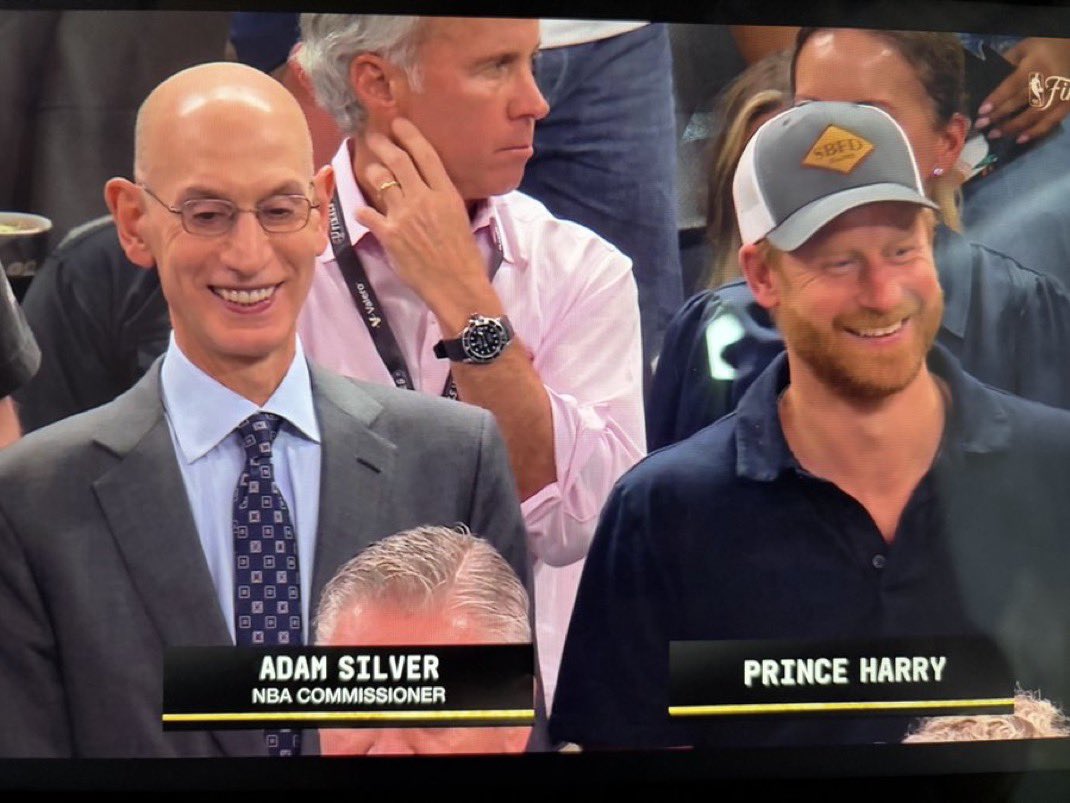 UnJourSansMoi's tweet photo. Parading in a carriage and looking down at peasants from a balcony while waving your hand, versus watching the NBA Finals on the commissioner's personal invitation? The choice is easily made! 🏀 https://t.co/54m6kdr7hx