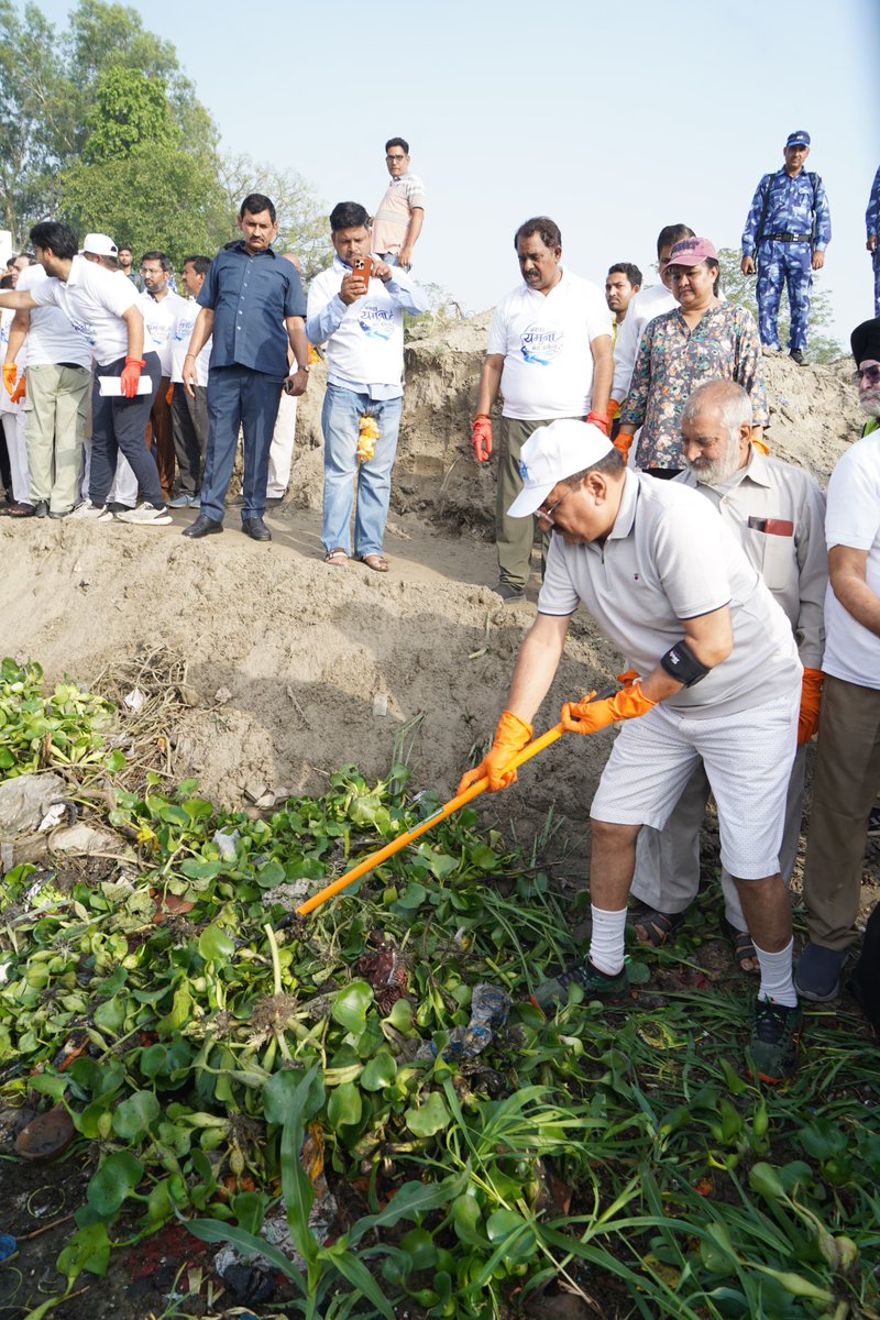 BJP4Delhi's tweet photo. दिल्ली भाजपा के निवर्तमान अध्यक्ष श्री @Virend_Sachdeva ने आई.टी.ओ. अपर स्ट्रीम घाट पर यमुना स्वच्छता अभियान में श्रमदान किया।

#SwachhYamunaMeraKartavya https://t.co/1j8MYlWzVS