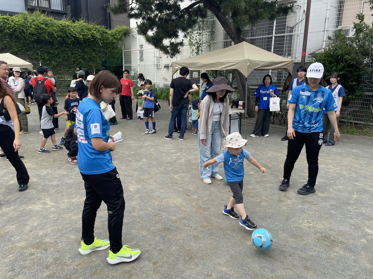 sfidafc's tweet photo. ━━━━━━━━━━━━━
地域貢献活動（イベント参加）
━━━━━━━━━━━━━

松陰神社参道商店街フェスに #青木菜羽 選手と #山内夏実 選手が参加させて頂きました！
たくさんの方々と触れ合う事が出来ました。
またサミット松蔭神社前店にも寄らせて頂き写真撮影やフェスのクイズ大会にも参加させて頂きました！
短い時間でしたがありがとうございました😊
#スフィーダ世田谷FC #走覇
#世田谷をもっと楽しく
#サミット
#松蔭神社通り商店街